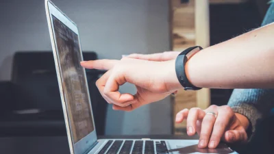 Shopify Abandoned Cart SMS vs Email: Which Recovers More Rev